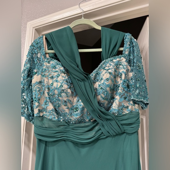 Off-shoulder dress with sleeves - Picture 3 of 5